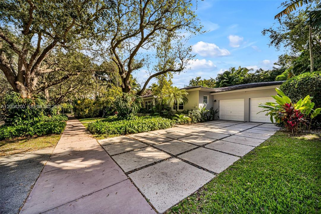 Active With Contract: $15,900 (4 beds, 4 baths, 2330 Square Feet)