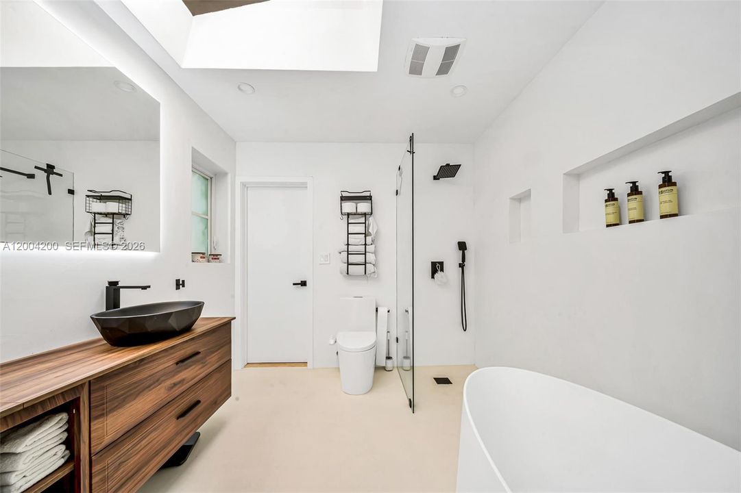 Active With Contract: $15,900 (4 beds, 4 baths, 2330 Square Feet)
