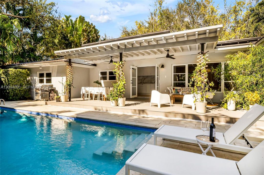 Active With Contract: $15,900 (4 beds, 4 baths, 2330 Square Feet)