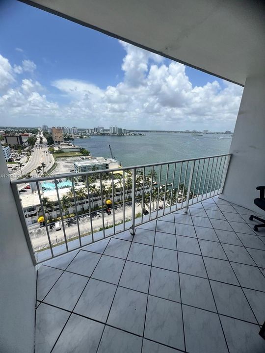 For Sale: $317,000 (1 beds, 1 baths, 940 Square Feet)