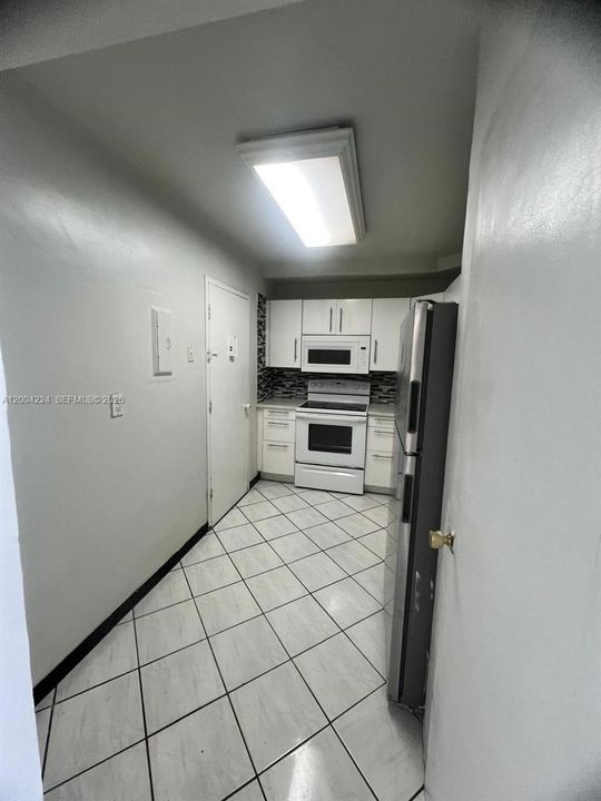 For Sale: $317,000 (1 beds, 1 baths, 940 Square Feet)