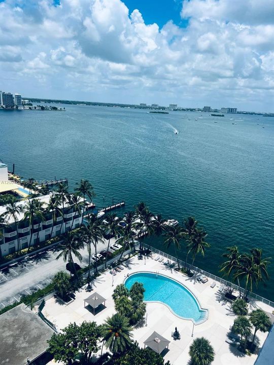 For Sale: $317,000 (1 beds, 1 baths, 940 Square Feet)
