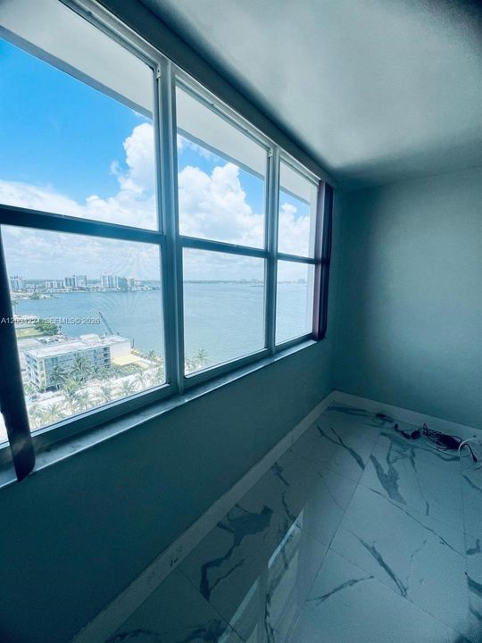 For Sale: $317,000 (1 beds, 1 baths, 940 Square Feet)