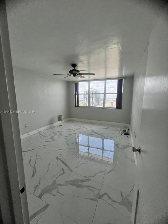 For Sale: $317,000 (1 beds, 1 baths, 940 Square Feet)