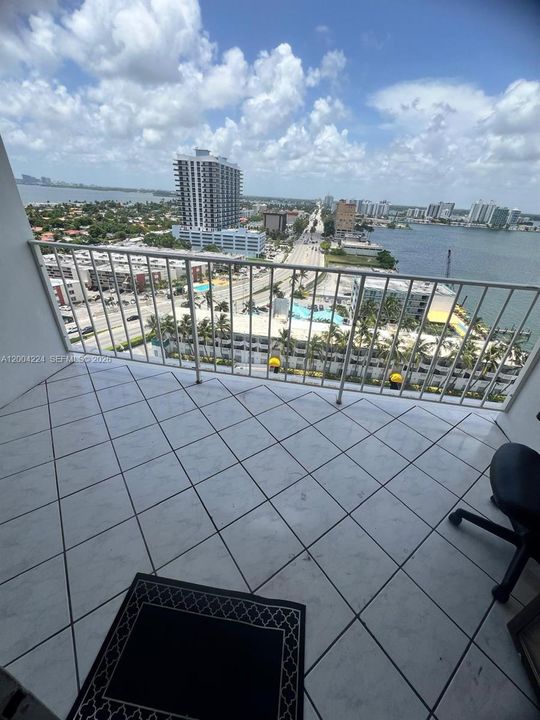 For Sale: $317,000 (1 beds, 1 baths, 940 Square Feet)