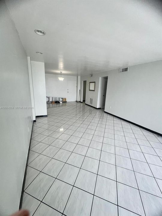 For Sale: $317,000 (1 beds, 1 baths, 940 Square Feet)