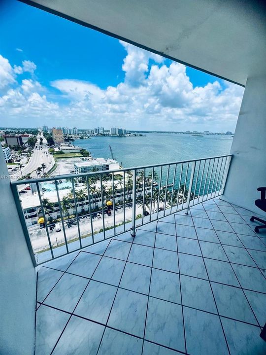 For Sale: $317,000 (1 beds, 1 baths, 940 Square Feet)