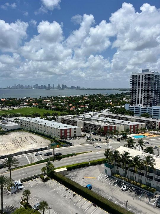 For Sale: $317,000 (1 beds, 1 baths, 940 Square Feet)
