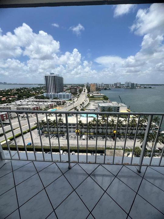 For Sale: $317,000 (1 beds, 1 baths, 940 Square Feet)