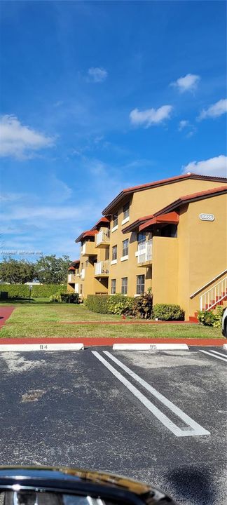 Active With Contract: $221,000 (1 beds, 1 baths, 689 Square Feet)