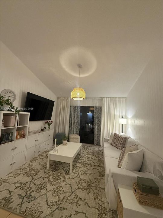 Active With Contract: $221,000 (1 beds, 1 baths, 689 Square Feet)