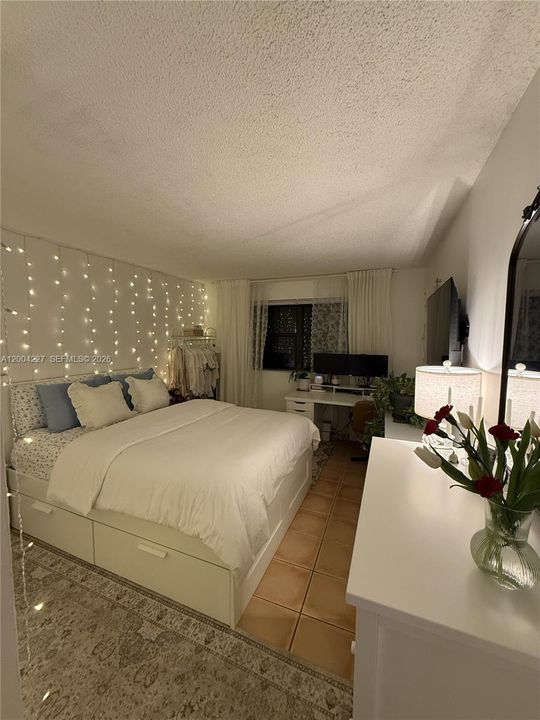 Active With Contract: $221,000 (1 beds, 1 baths, 689 Square Feet)