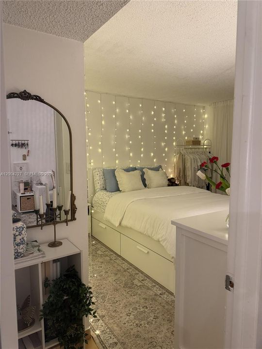 Active With Contract: $221,000 (1 beds, 1 baths, 689 Square Feet)