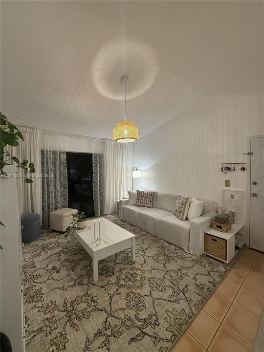 Active With Contract: $221,000 (1 beds, 1 baths, 689 Square Feet)