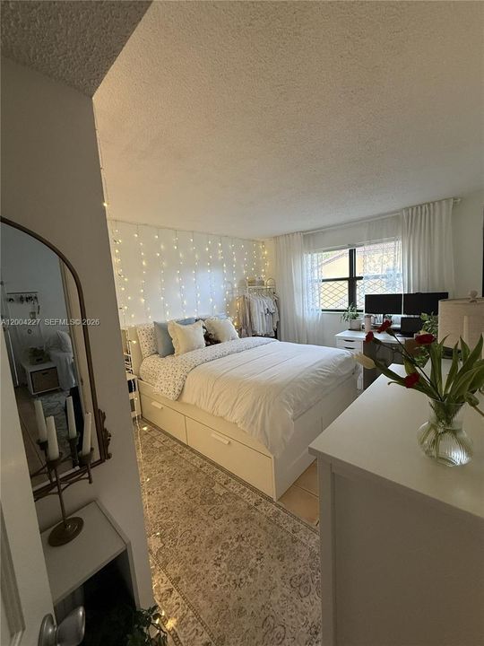 Active With Contract: $221,000 (1 beds, 1 baths, 689 Square Feet)