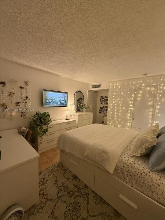 Active With Contract: $221,000 (1 beds, 1 baths, 689 Square Feet)