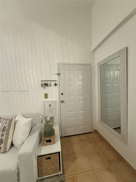 Active With Contract: $221,000 (1 beds, 1 baths, 689 Square Feet)