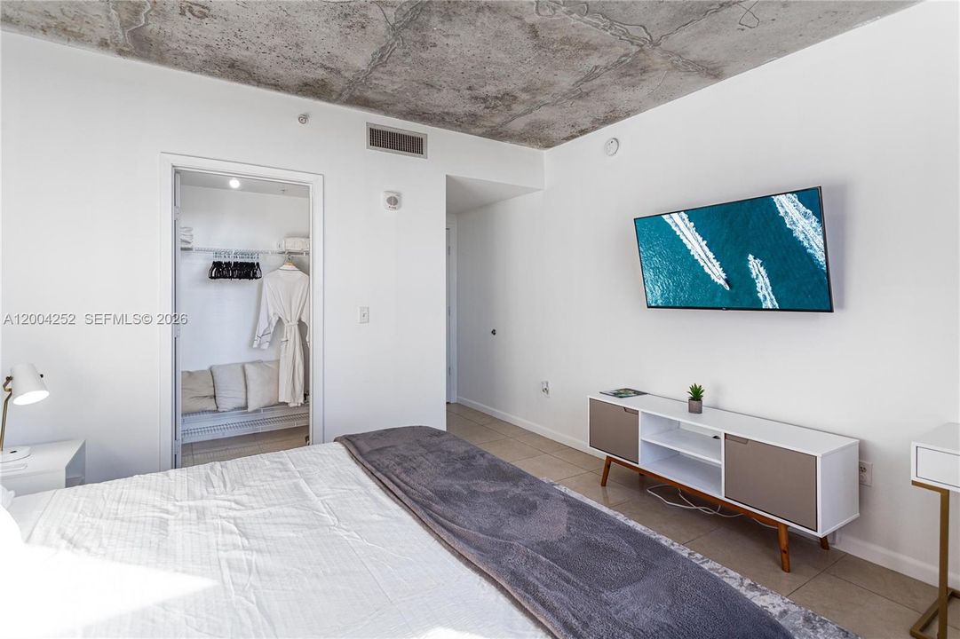 For Sale: $599,000 (2 beds, 2 baths, 1111 Square Feet)