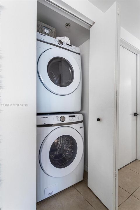 For Sale: $599,000 (2 beds, 2 baths, 1111 Square Feet)