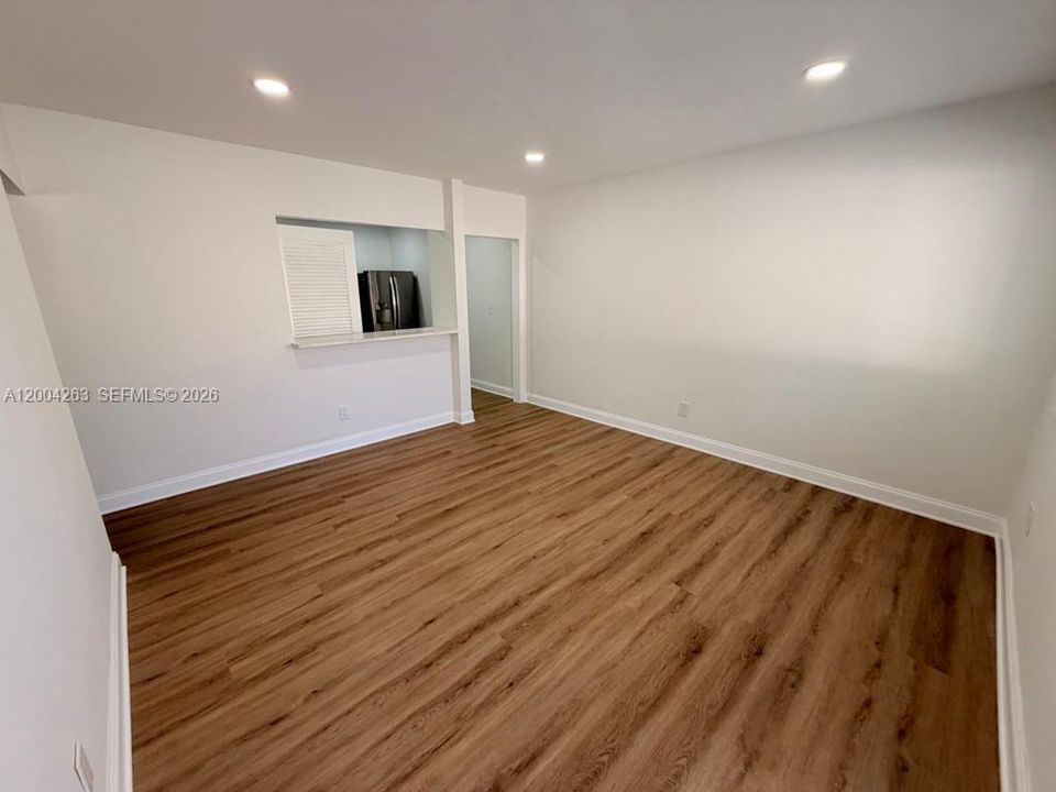 Activo con contrato: $2,000 (2 camas, 1 baños, 1512 Pies cuadrados)