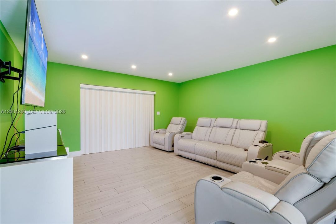 En Venta: $855,000 (3 camas, 2 baños, 2407 Pies cuadrados)
