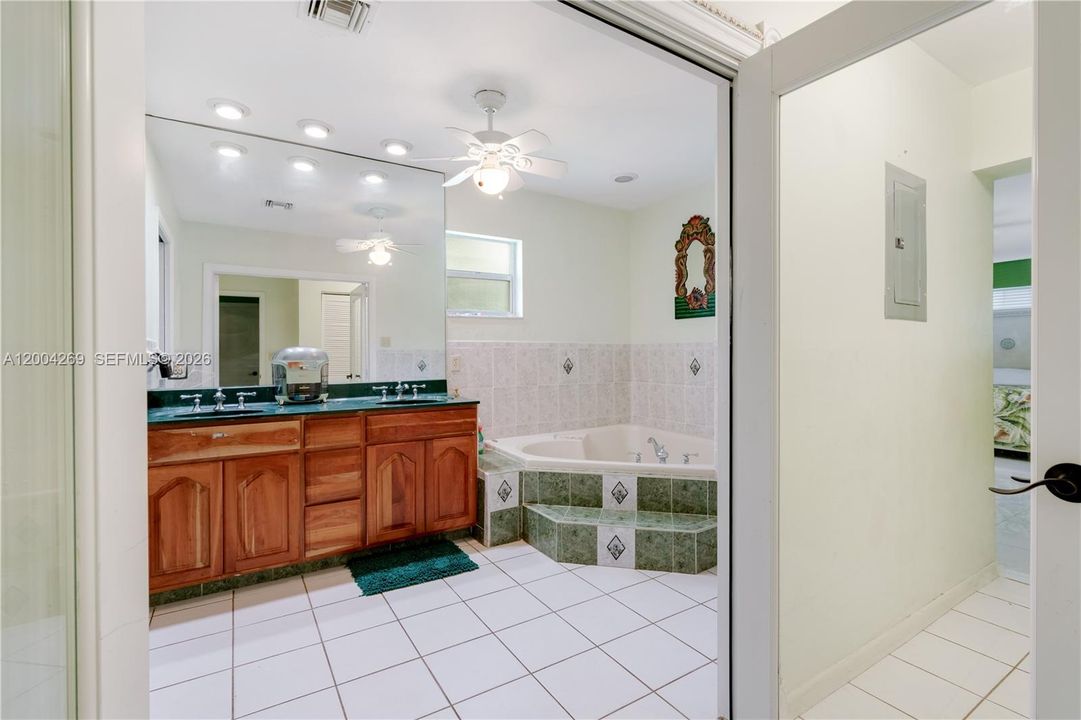 En Venta: $855,000 (3 camas, 2 baños, 2407 Pies cuadrados)