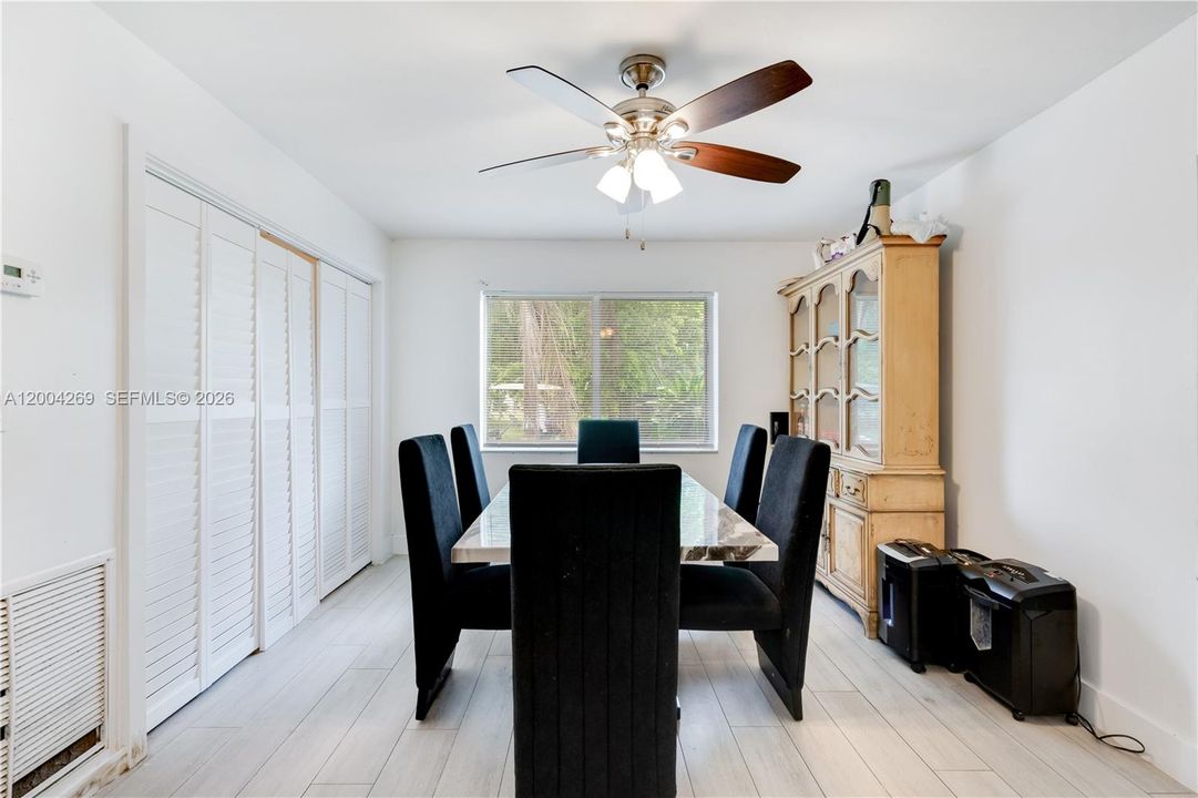 En Venta: $855,000 (3 camas, 2 baños, 2407 Pies cuadrados)