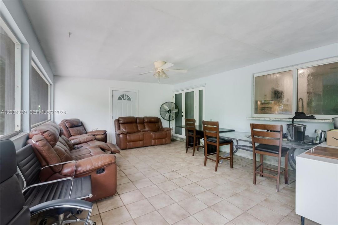 En Venta: $855,000 (3 camas, 2 baños, 2407 Pies cuadrados)