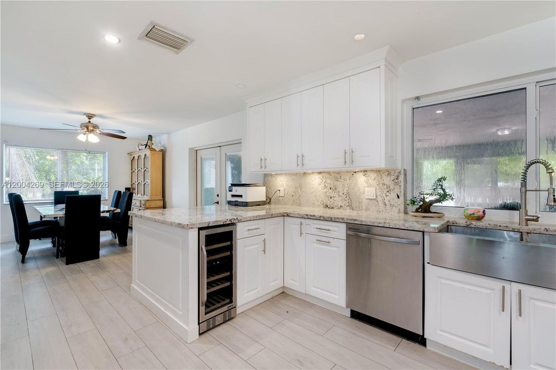 En Venta: $855,000 (3 camas, 2 baños, 2407 Pies cuadrados)