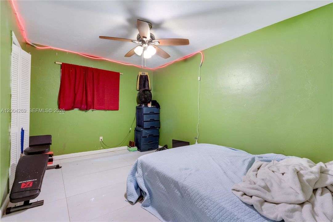 En Venta: $855,000 (3 camas, 2 baños, 2407 Pies cuadrados)