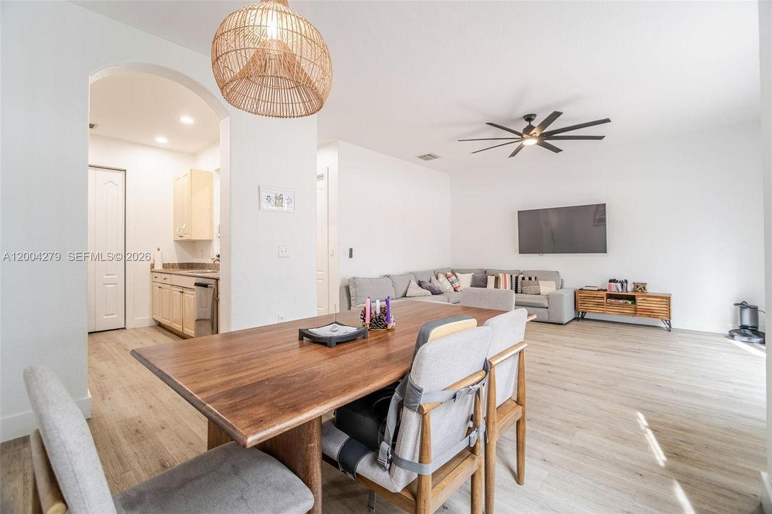 На продажу: $550,000 (3 спален, 2 ванн, 1912 Квадратных фут)