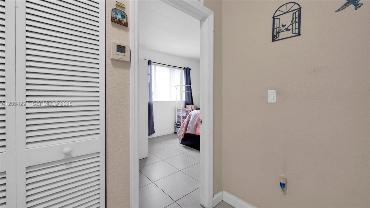 Active With Contract: $350,000 (3 beds, 2 baths, 1291 Square Feet)