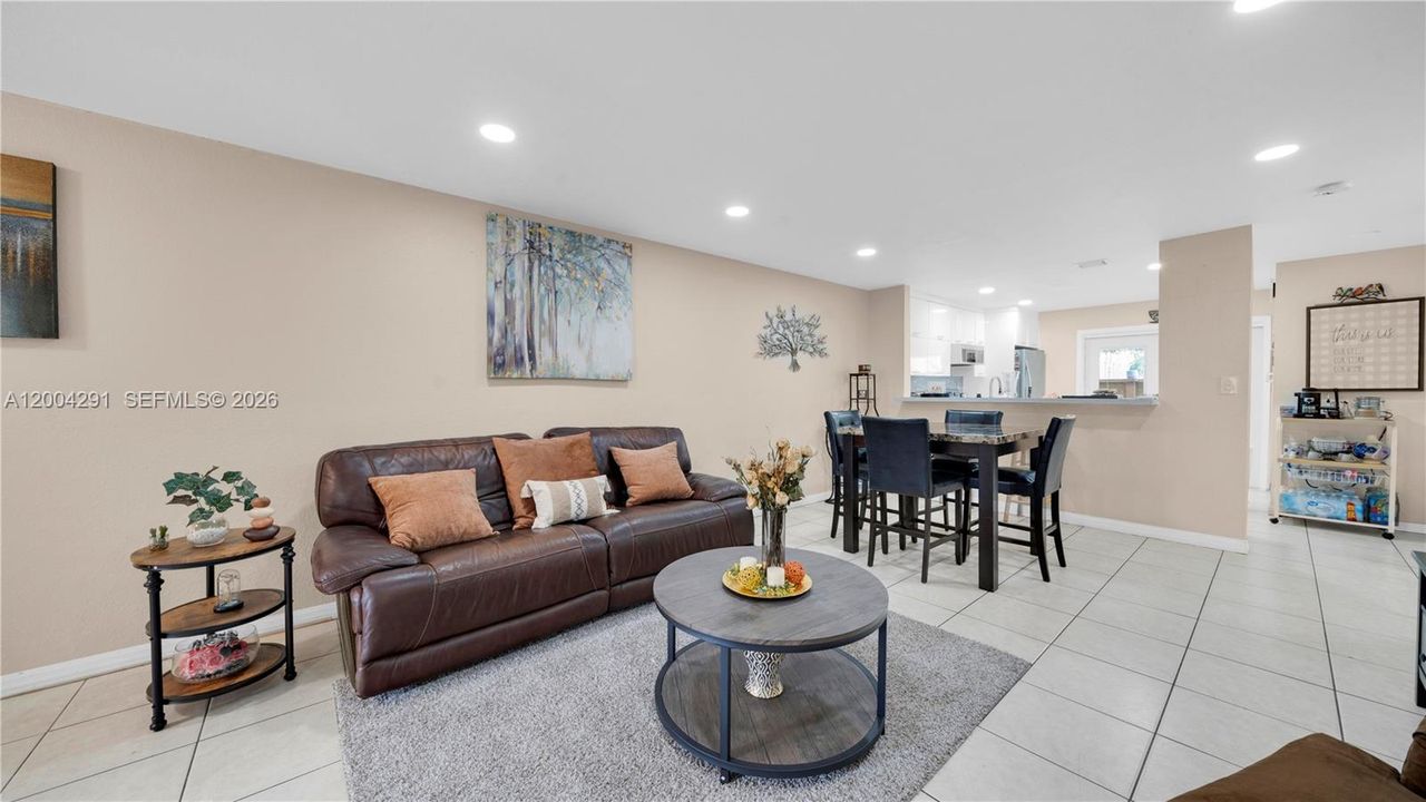 Active With Contract: $350,000 (3 beds, 2 baths, 1291 Square Feet)