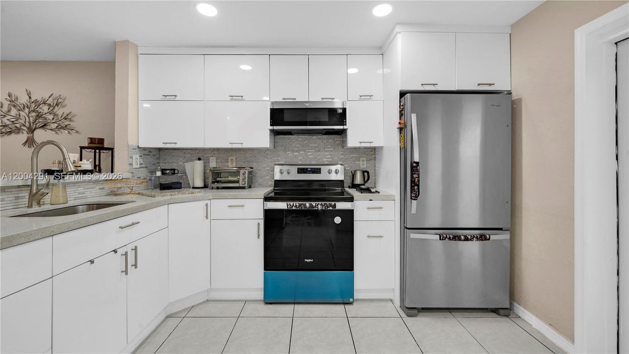 Active With Contract: $350,000 (3 beds, 2 baths, 1291 Square Feet)