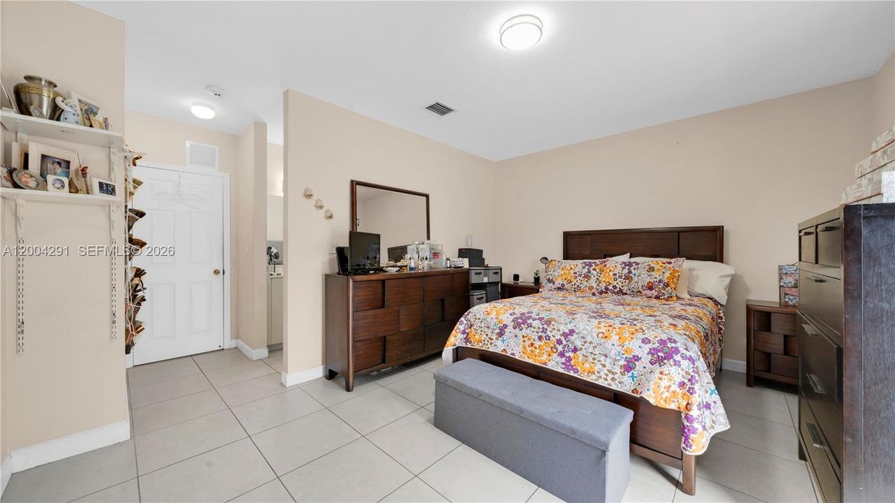 Active With Contract: $350,000 (3 beds, 2 baths, 1291 Square Feet)