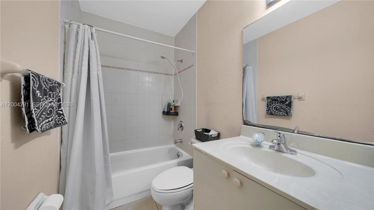 Active With Contract: $350,000 (3 beds, 2 baths, 1291 Square Feet)
