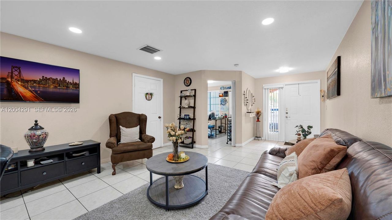 Active With Contract: $350,000 (3 beds, 2 baths, 1291 Square Feet)