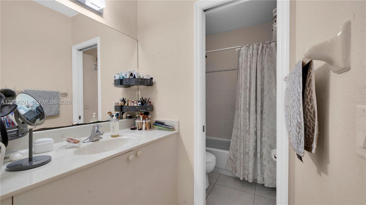 Active With Contract: $350,000 (3 beds, 2 baths, 1291 Square Feet)