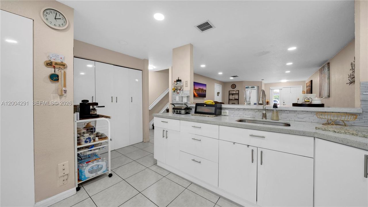 Active With Contract: $350,000 (3 beds, 2 baths, 1291 Square Feet)