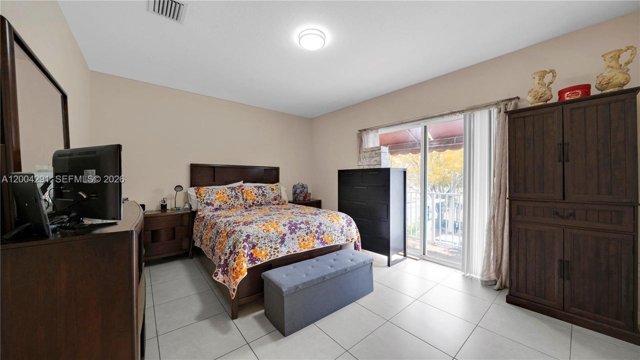 Active With Contract: $350,000 (3 beds, 2 baths, 1291 Square Feet)