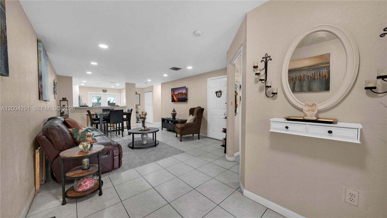 Active With Contract: $350,000 (3 beds, 2 baths, 1291 Square Feet)