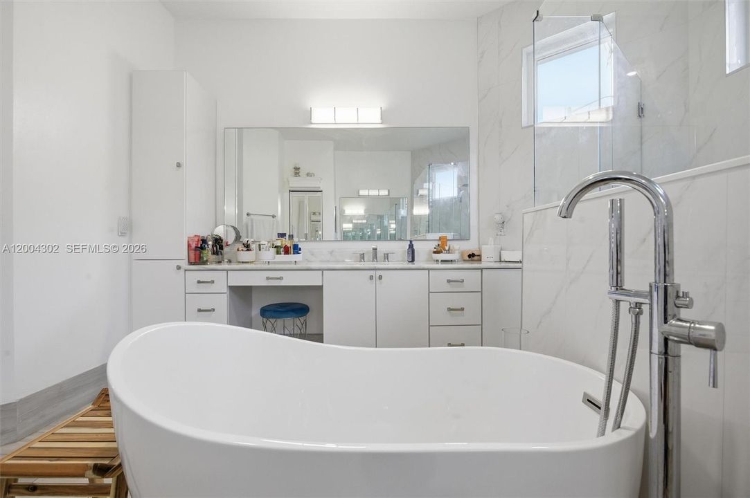 Activo con contrato: $850,000 (4 camas, 2 baños, 2628 Pies cuadrados)