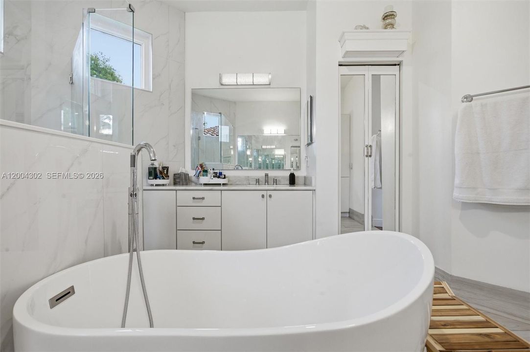Activo con contrato: $850,000 (4 camas, 2 baños, 2628 Pies cuadrados)