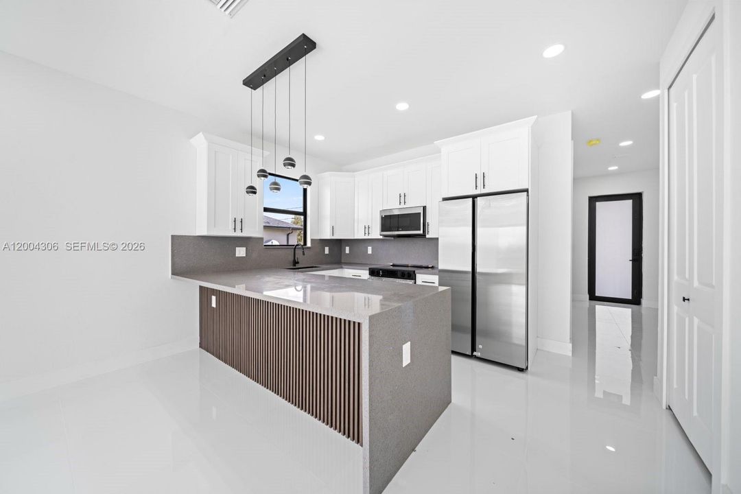 For Sale: $290,000 (3 beds, 2 baths, 1207 Square Feet)