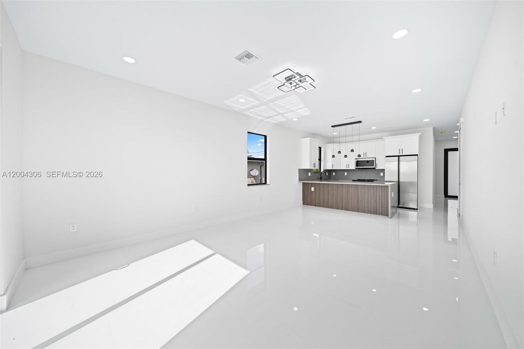 For Sale: $290,000 (3 beds, 2 baths, 1207 Square Feet)