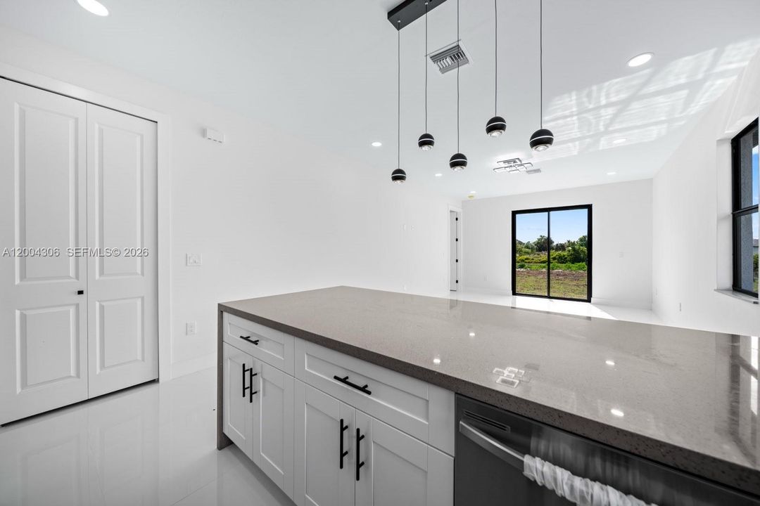 For Sale: $290,000 (3 beds, 2 baths, 1207 Square Feet)
