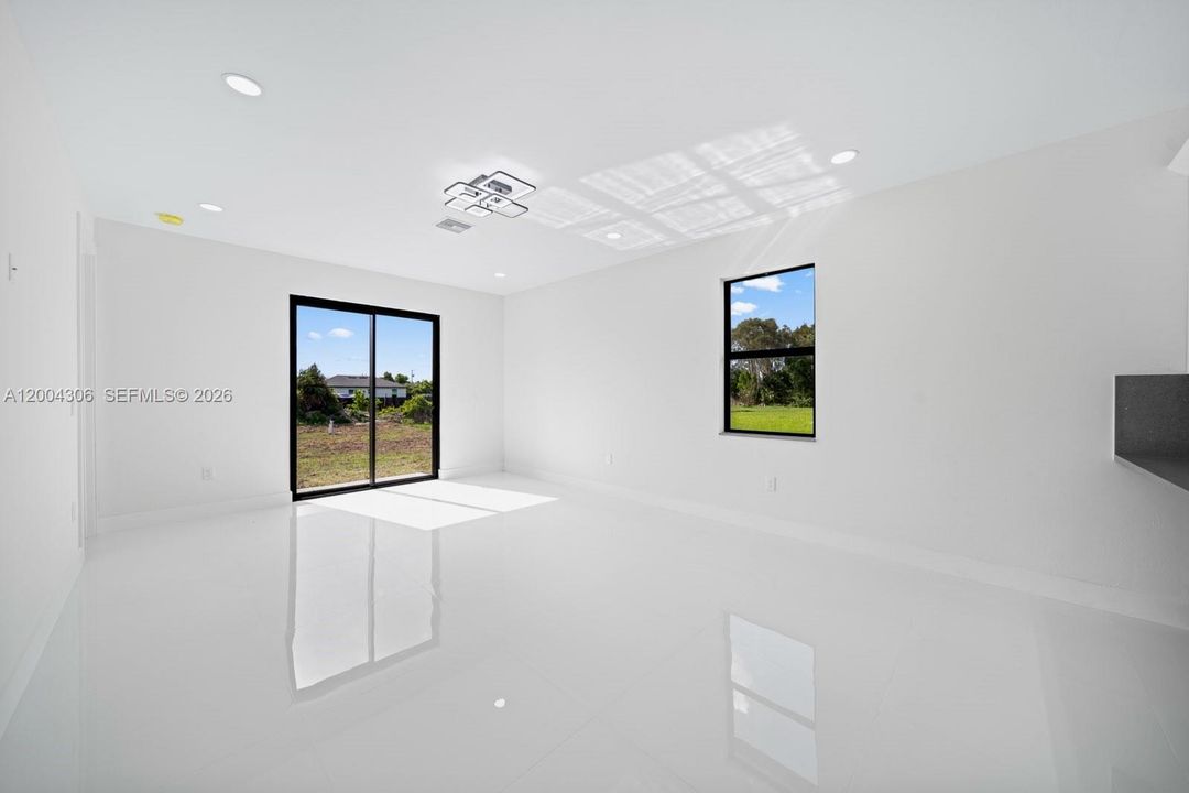 For Sale: $290,000 (3 beds, 2 baths, 1207 Square Feet)
