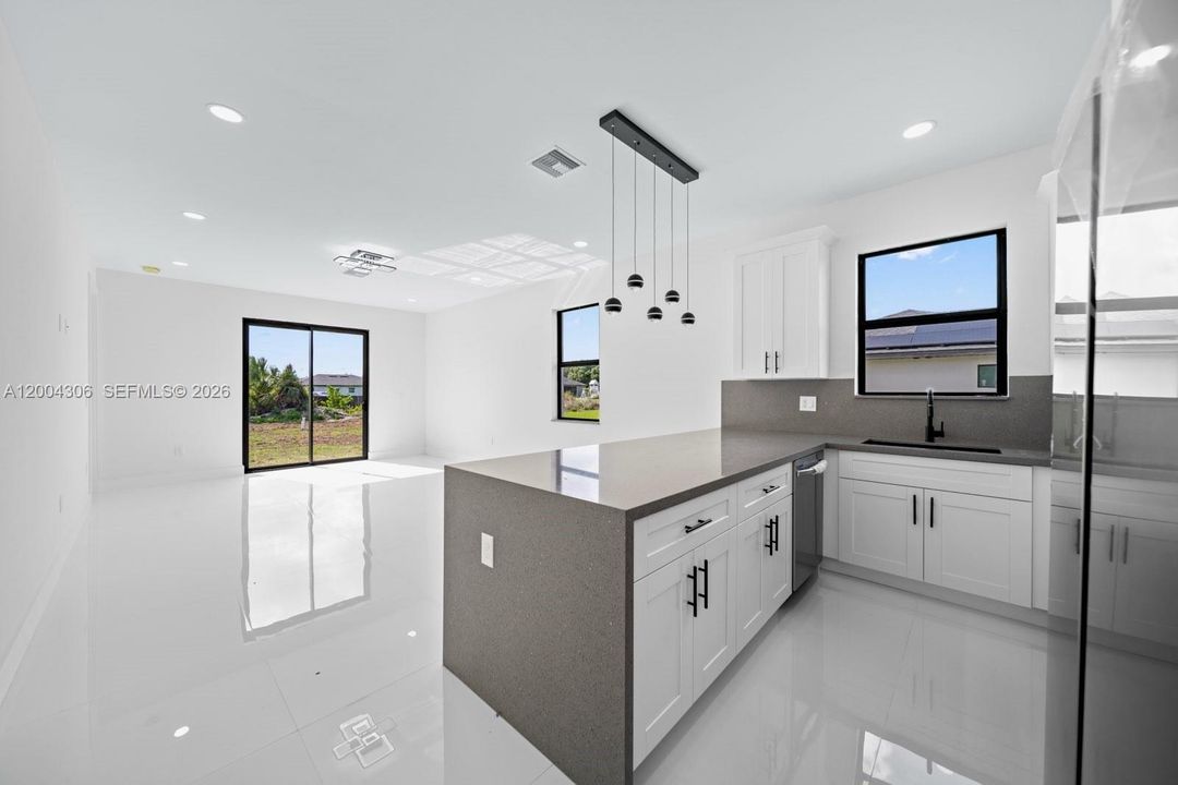 For Sale: $290,000 (3 beds, 2 baths, 1207 Square Feet)