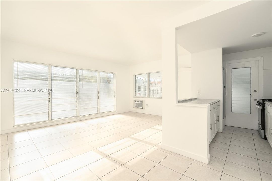 Active With Contract: $1,699 (1 beds, 1 baths, 800 Square Feet)