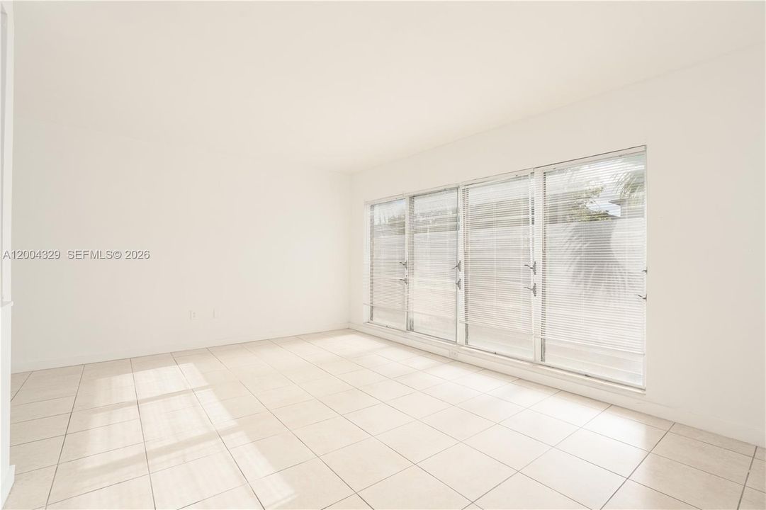 Active With Contract: $1,699 (1 beds, 1 baths, 800 Square Feet)